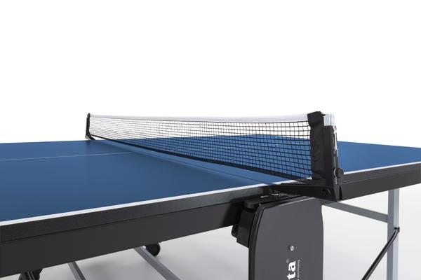 Blauer Tischtennistisch mit Netz und schwarzem Gestell auf weißem Hintergrund.