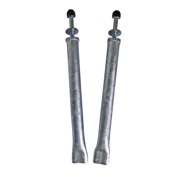 Zwei verzinkte Bodenverankerung für Tore.