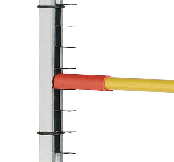 Hochsprunglatte mit rotem Halter an verstellbarem Metallständer auf weißem Hintergrund.