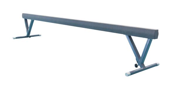 Balancierbalken aus Metall und gepolstertem Holz für Turnübungen und Gleichgewichtstraining.
