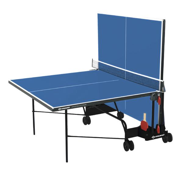 Tischtennisplatte mit blauem Spielfeld, Netz und Schlägern, klappbar und mobil.