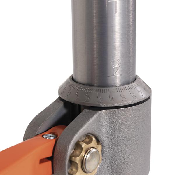 Nahaufnahme eines verstellbaren Metallrohrs mit Skala und Zahnradmechanismus.