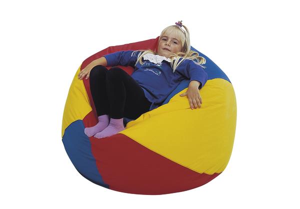 Kind entspannt auf buntem Sitzsack aus Stoff in Rot, Gelb und Blau vor weißem Hintergrund.