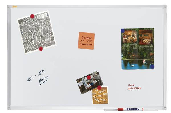 Weißes Magnet-Whiteboard mit Notizen, Karte, Fotos und Marker für Büroorganisation.