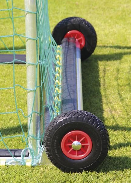 Mobiles Fußballtor mit Rädern auf grünem Rasen für einfachen Transport.