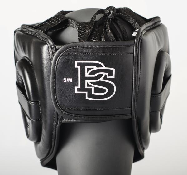 Schwarzer Boxhelm mit Ohrenschutz und verstellbarem Kinnriemen, Größe S/M.