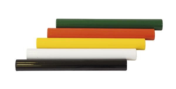 Fünf bunte Kunststoffrohre in Grün, Orange, Gelb, Weiß und Schwarz auf weißem Hintergrund.