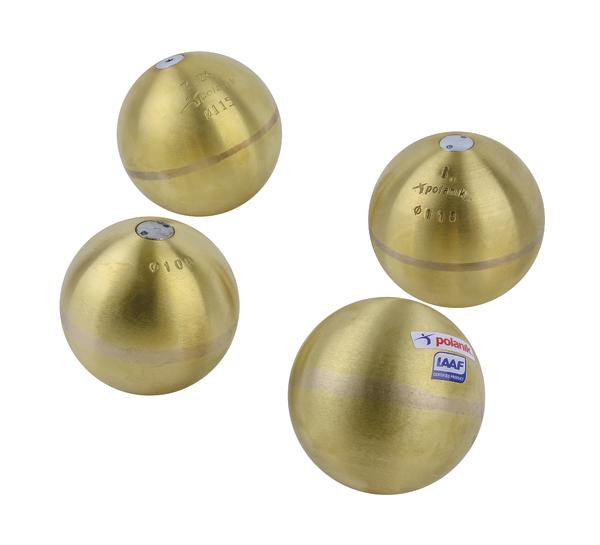 Vier goldene Kugeln für Kugelstoßen mit IAAF-Zertifikat auf weißem Hintergrund.