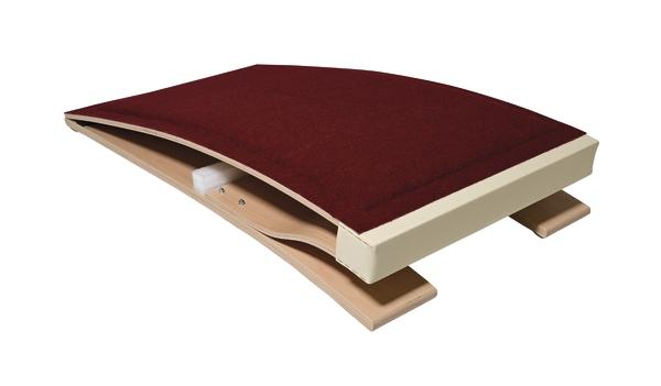 Ergonomisches Fußstützkissen mit rotem Polster und verstellbarem Holzrahmen für Büroarbeitsplätze.