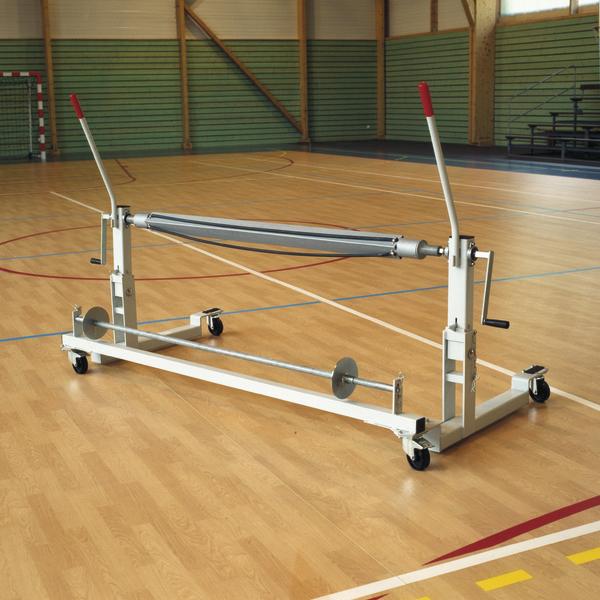 Manuelle Sporthallen-Bodenwalze auf Holzboden in Turnhalle mit grünen Wänden.