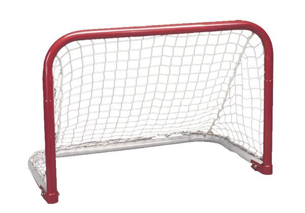 Kleines Hockeytor mit rotem Rahmen und weißem Netz, isoliert auf weißem Hintergrund.