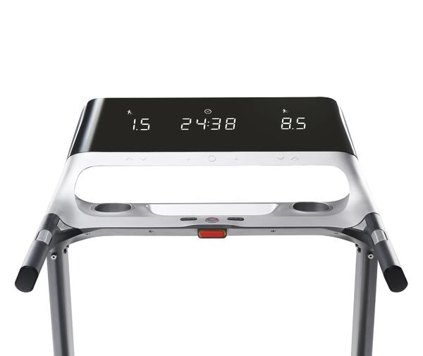 Laufband-Display mit Zeit, Distanz und Geschwindigkeit, modernes Fitnessgerät für Zuhause.