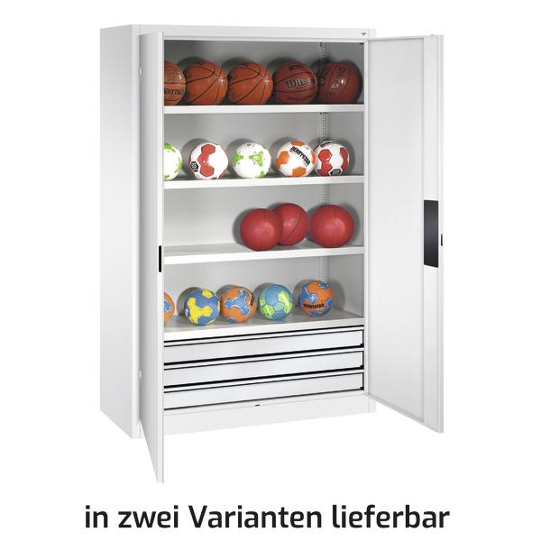 Weißer Sportgeräte-Schrank mit Basketballs, Fußbällen und Medizinbällen auf vier Regalen.
