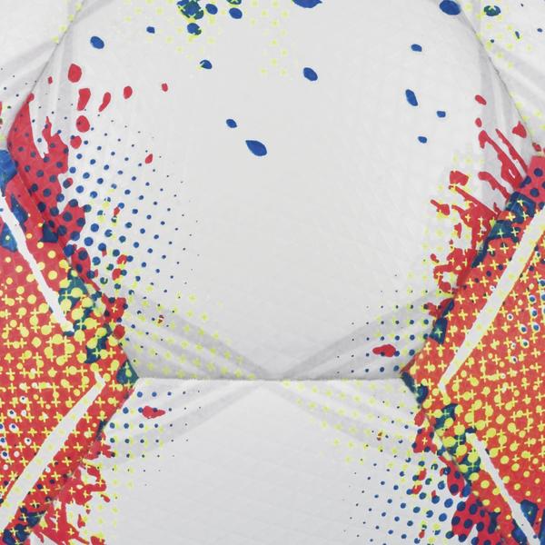 Weißer DERBYSTAR Bundesliga Brillant Replica Fußball mit rot-blauem Grafikdesign auf strukturierter Oberfläche Detailansicht Balldesign