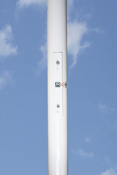 Nahaufnahme eines weißen Windrad-Rotors vor blauem Himmel mit Wolken.