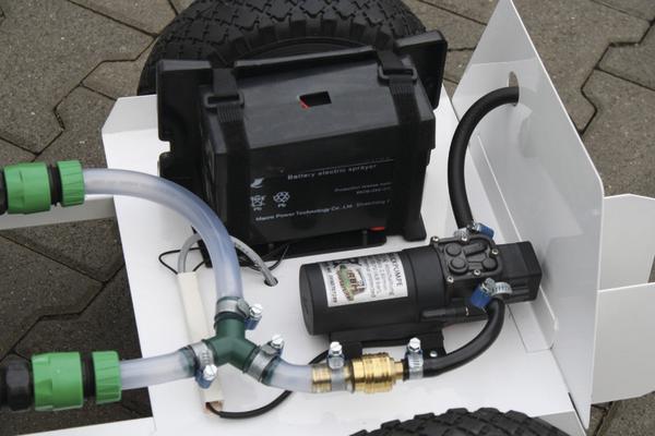 Nassmarkierwagen mit Schläuchen und Batterie auf einem mobilen Gerät mit Reifen.