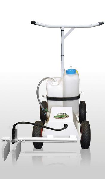 Mobiler Bodenmarkierungswagen mit Wasserbehältern und Griff für Sportplatzlinien.