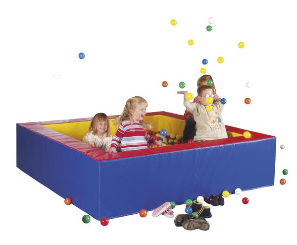 Kinder spielen fröhlich in einem bunten Bällebad mit vielen farbigen Plastikbällen.