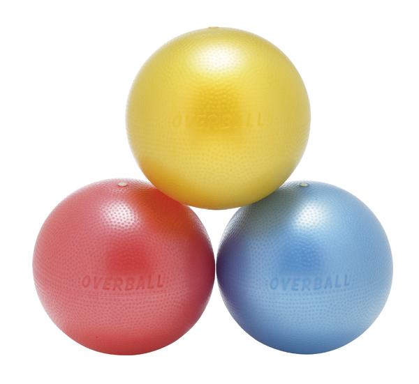 Drei bunte Overball-Spielbälle in Gelb, Rot und Blau auf weißem Hintergrund.