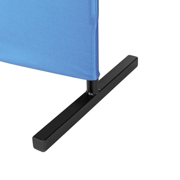 Detailansicht des schwarzen Standfußes einer blauen Bande.