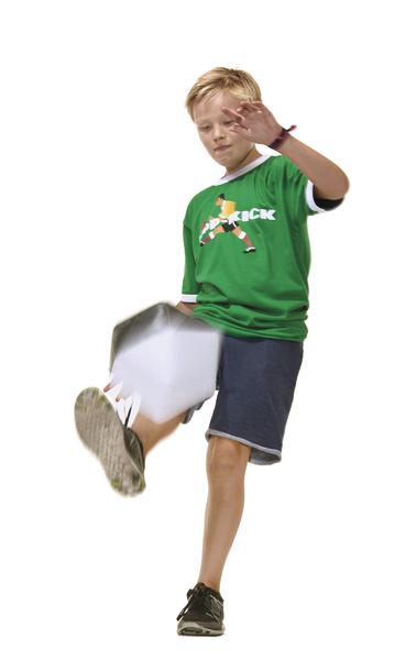 Junge in grünem T-Shirt spielt Fußball und schießt den Ball.