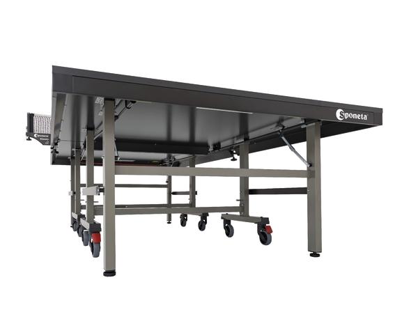 Robuster Sponeta Tischtennistisch mit klappbarem Netz und Rollen für einfachen Transport.