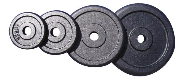 Hantelscheiben aus Gusseisen in verschiedenen Größen und Gewichten auf weißem Hintergrund.