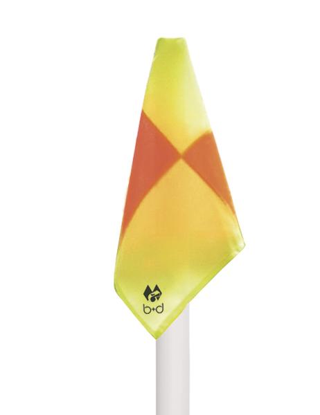 Leuchtend gelb-orange Signalflagge an weißem Mast für Sichtbarkeit und Sicherheit.