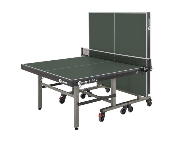 Klappbarer Tischtennistisch Sponeta 7-12 mit grünem Spielfeld und Rollen für Indoor-Spiel.