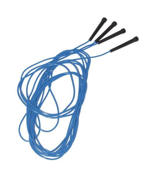 Springseil mit schwarzen Griffen und blauem Seil auf weißem Hintergrund