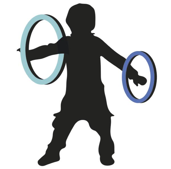 Kind silhouette mit zwei bunten Ringen, die Arme ausgebreitet hält, vor weißem Hintergrund.