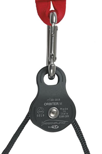Kletterrolle Orbiter M mit Karabiner und rotem Gurt, Made in Italy, für Seilzug.