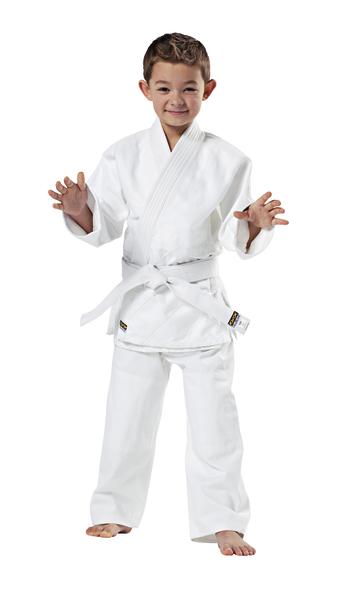 Junge in weißem Judo-Anzug mit weißem Gürtel in Kampfstellung vor weißem Hintergrund.