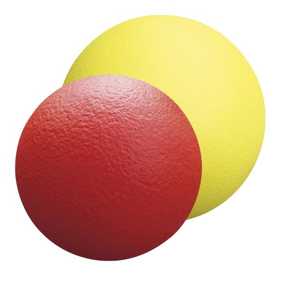 Rote und gelbe Tischtennisbälle mit strukturierter Oberfläche auf weißem Hintergrund.