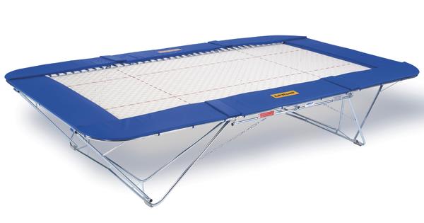 Rechteckiges Bodentrampolin mit blauem Rand und stabilem Metallrahmen für Indoor- und Outdoor-Spaß.