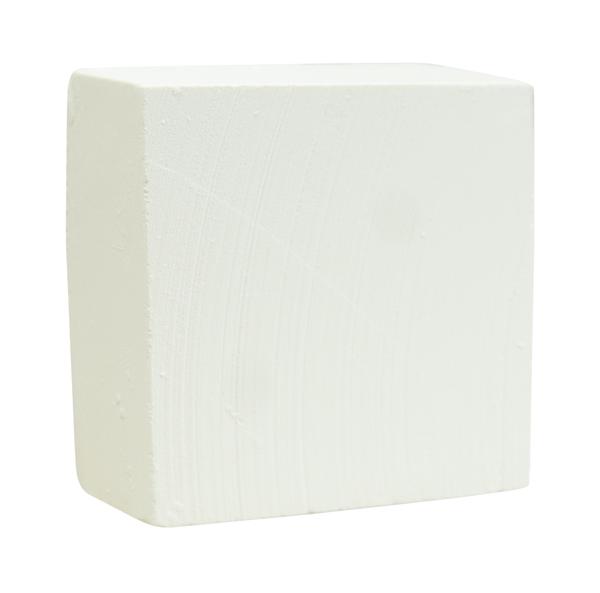 Weißer Holzblock in Würfelform mit glatter Oberfläche, freigestellt auf weißem Hintergrund.