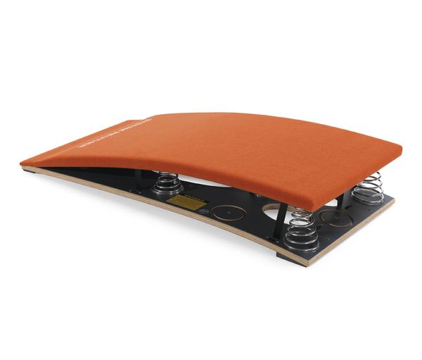 Federndes Sprungbrett mit oranger Polsterung.