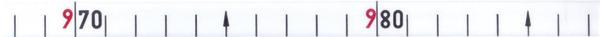 Nahaufnahme eines Maßbands mit den Markierungen 970 und 980 Millimeter.