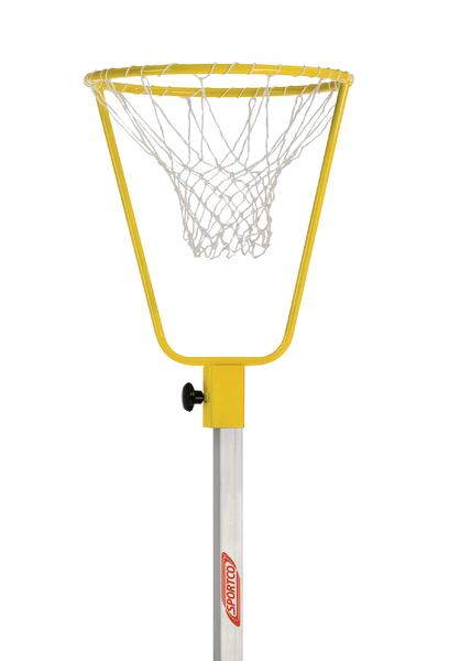 Gelber Basketballkorb mit weißem Netz auf silbernem Ständer, isoliert auf weißem Hintergrund.