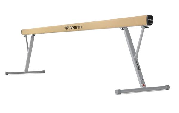 Balancierbalken aus Holz mit Metallgestell, Sportgerät für Gymnastik und Turnen.