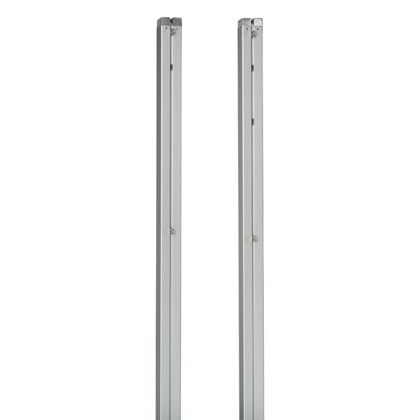 Zwei silberne Badmintonpfosten vor weißem Hintergrund.