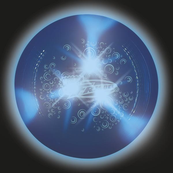 Blauer leuchtender Frisbee mit Muster und Logo vor schwarzem Hintergrund.