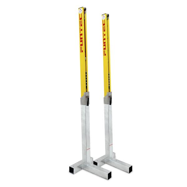Zwei gelbe und silberne Volleyballpfosten mit Höhenverstellung auf weißem Hintergrund.