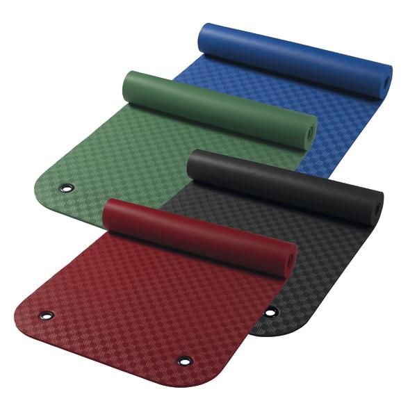 Yoga-Matten in Blau, Grün, Schwarz und Rot mit Ösen, teilweise aufgerollt, auf weißem Hintergrund.