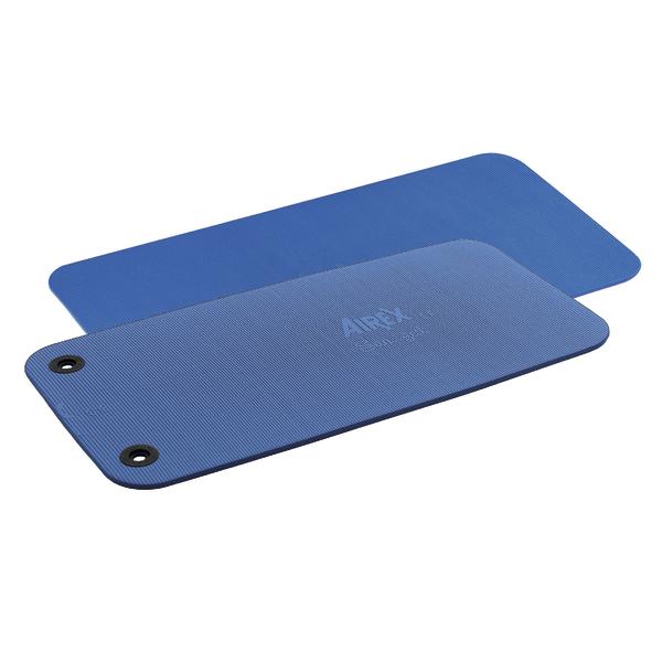 Zwei blaue AIREX Gymnastikmatten, eine davon mit zwei Aufhängeösen.