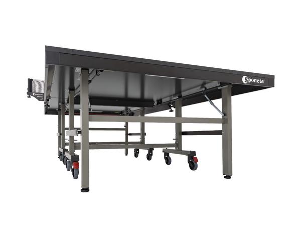 Robuster Sponeta Tischtennistisch mit klappbarem Gestell und Rollen für einfachen Transport.