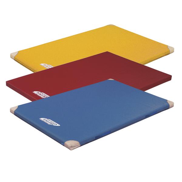 Drei farbige Turnmatten in Gelb, Rot und Blau, übereinander gestapelt, mit Schutz an den Ecken.