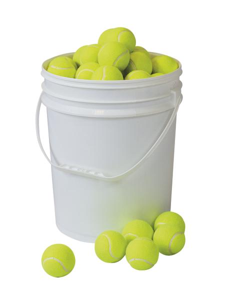 Eimer mit gelben Tennisbällen, einige Bälle liegen neben dem Eimer auf weißem Hintergrund.