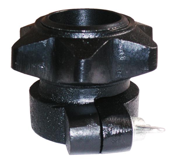 Schwarzer Kunststoff-Sprühdüse mit Metallspitze für Bewässerungssysteme, Nahaufnahme.