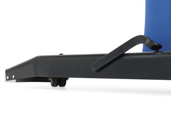 Schwarzer Rollwagen mit Hebel und blauem Behälter auf weißem Hintergrund.